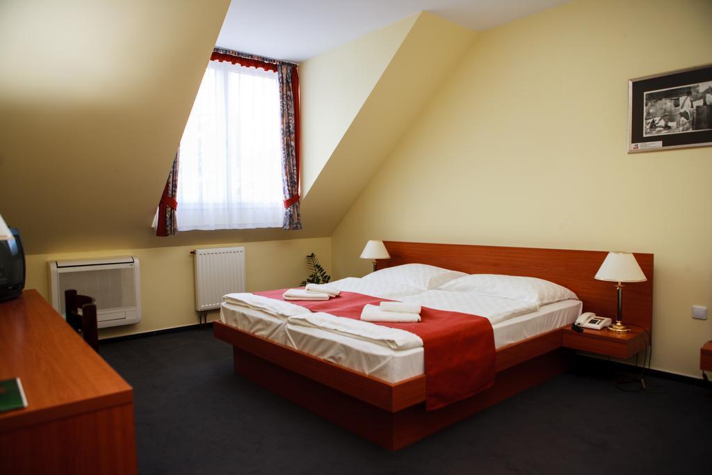 Lipa Hotel Es Etterem Szentgotthard Room photo